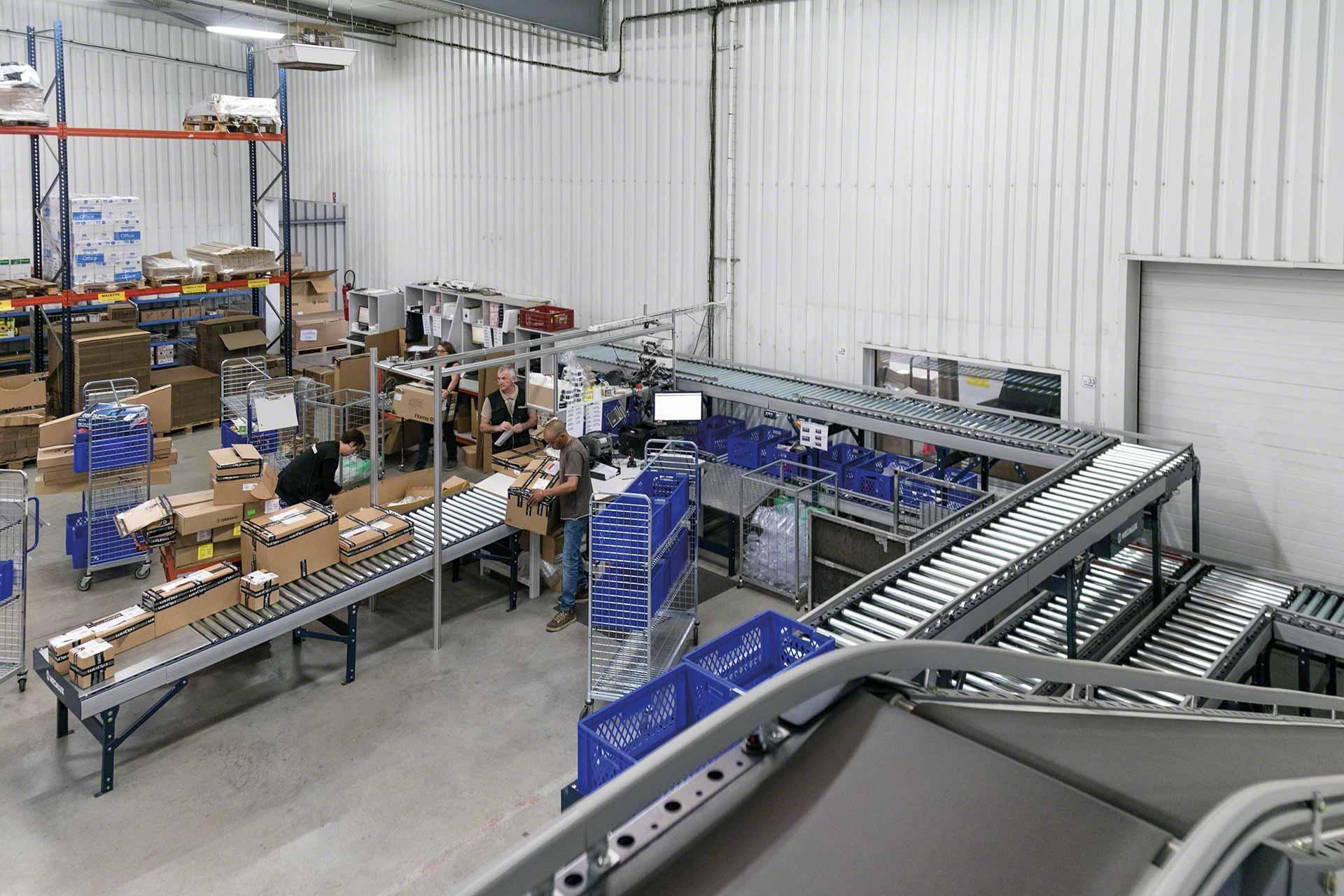 As células elétricas instaladas no circuito de transportadores de roletes permitem localizar as mercadorias As células elétricas instaladas no circuito de transportadores de roletes permitem localizar as mercadorias
