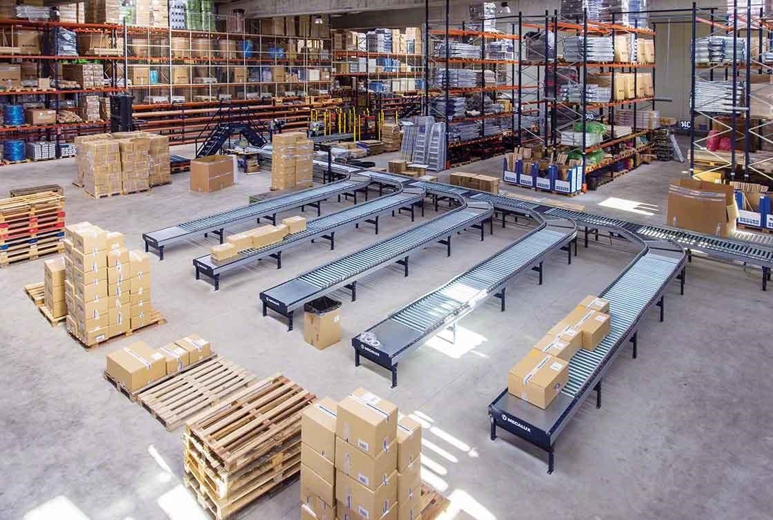 Os circuitos de transportadores reduzem os deslocamentos em armazéns de e-commerce Os circuitos de transportadores reduzem os deslocamentos em armazéns de e-commerce