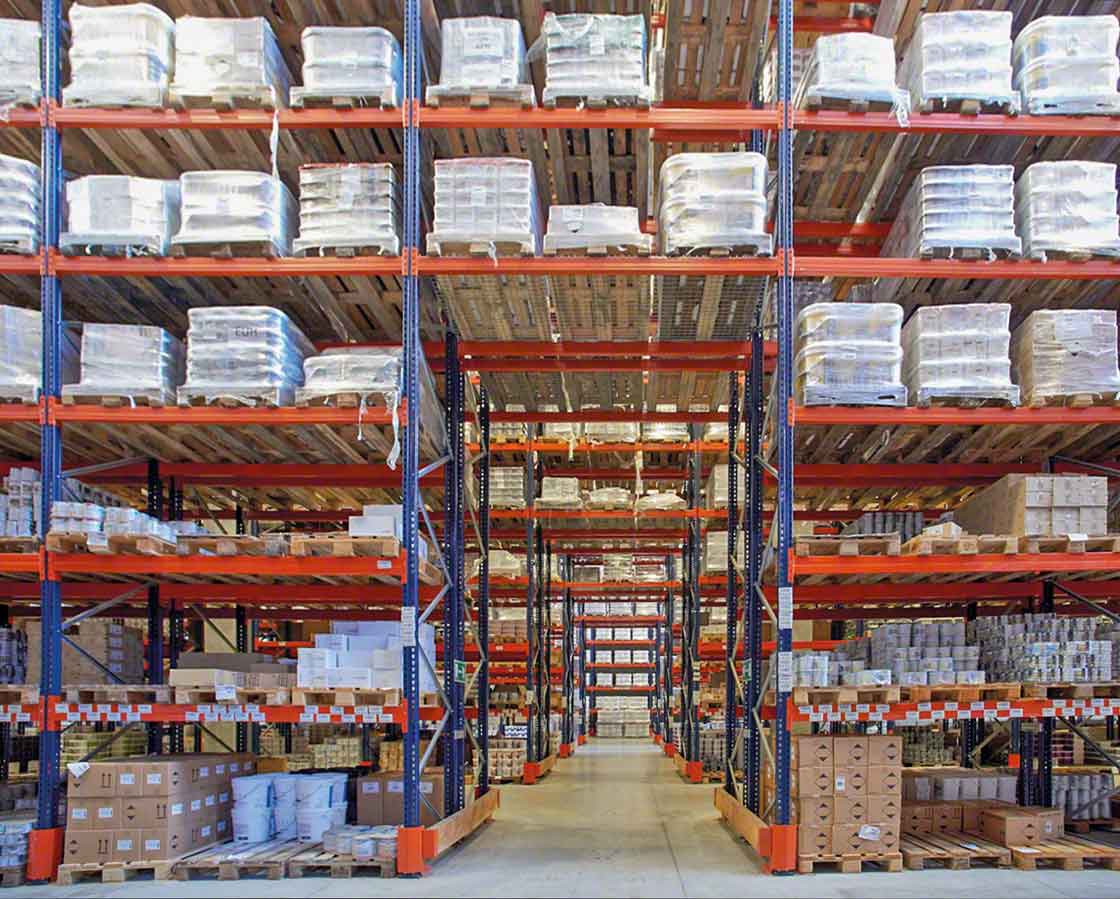 Os corredores de emergência transversais melhoram a segurança nos armazéns de produtos químicos Os corredores de emergência transversais melhoram a segurança nos armazéns de produtos químicos