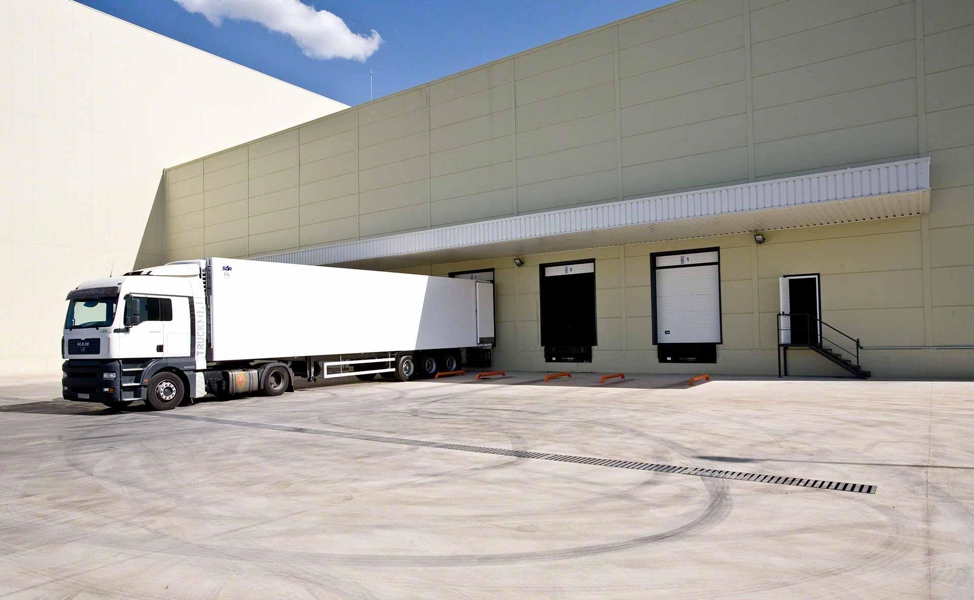 As operações de carga e descarga são essenciais para seguir a estratégia de cross-docking As operações de carga e descarga são essenciais para seguir a estratégia de cross-docking