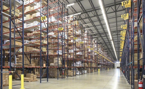 Estantes convencionais para paletes resolvem os problemas de espaço da atacadista de roupas SanMar em seu centro de distribuição de Dallas Estantes convencionais para paletes resolvem os problemas de espaço da atacadista de roupas SanMar em seu centro de distribuição de Dallas