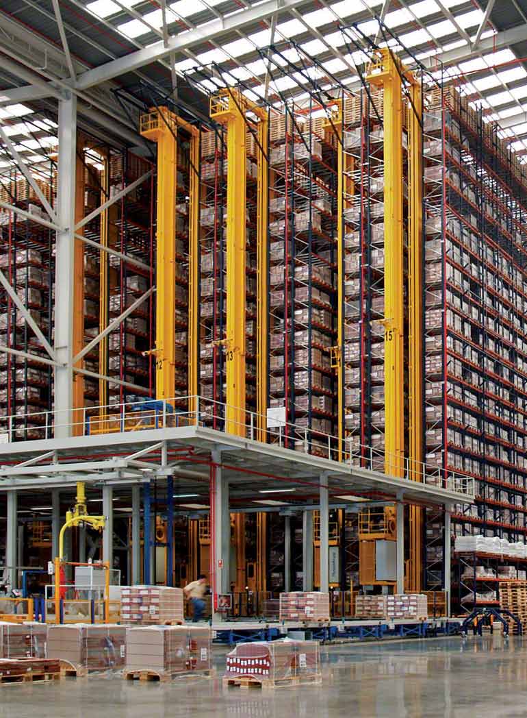 Dentro do galpão para produção e venda de produtos cerâmicos destinados à construção. 