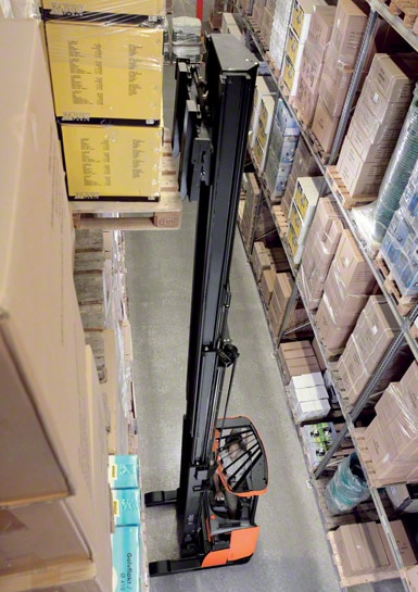 As empilhadeiras retráteis são as mais usadas para trabalhar dentro dos armazéns.
