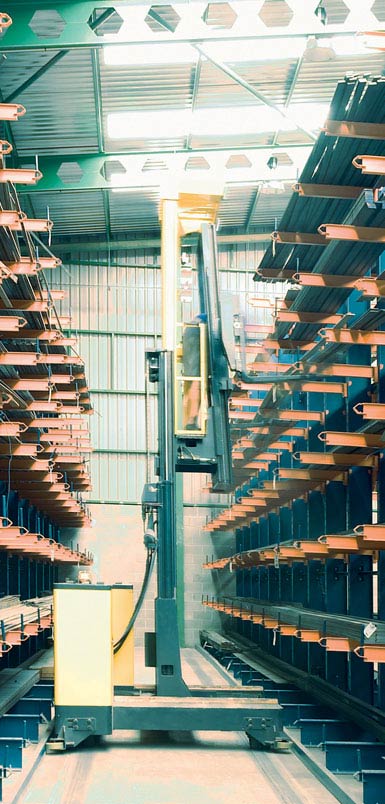 Imagen de  una carretilla retráctil de carga lateral en un  almacén  de perfiles metálicos. 
