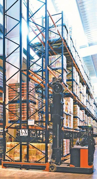 Imagem de uma empilhadeira retrátil de dupla profundidade utilizada em um armazém de produtos alimentícios de grande consumo
