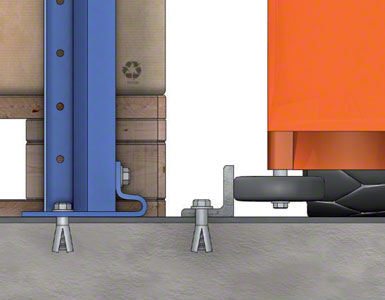 Os paletes são apoiados diretamente no chão. Um perfil em “L”, fixado no chão, atua como guia.