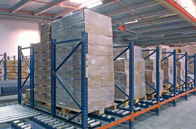 Distribuição de paletes sobre transportadores de roletes.