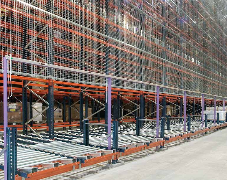Sistemas de picking na lateral de um armazém automático