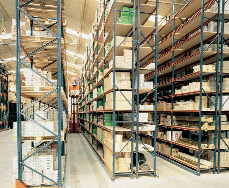 Armazém para caixas soltas sobre estantes com selecionadora de pedidos