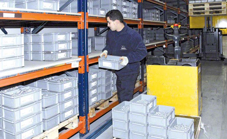 Operador realizando tarefas de picking diretamente sobre os paletes