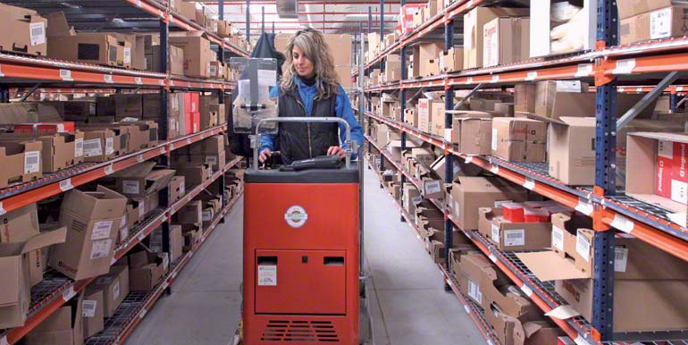 Operária realizando tarefas de picking montada em uma máquina selecionadora