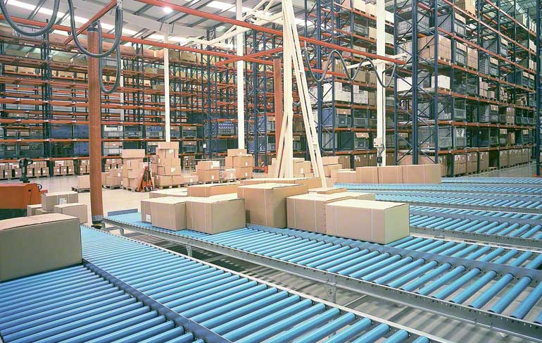 A imagem mostra a zona de preparação de pedidos de um armazém dedicado a material hidráulico e complementos para o banheiro. 