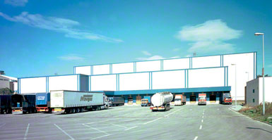 Doca com plataforma adicionada a um armazém