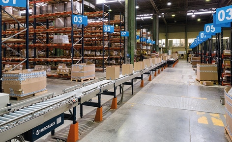 Um completo circuito de transportadores multiplica a produtividade no picking do fabricantes francês de produtos para bricolagem Vynex Um completo circuito de transportadores multiplica a produtividade no picking do fabricantes francês de produtos para bricolagem Vynex