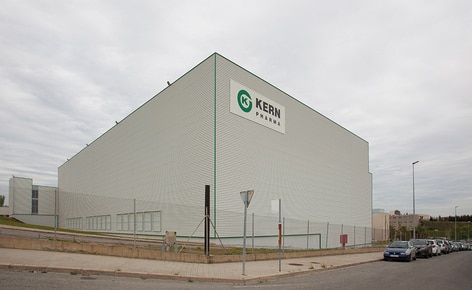 O laboratório farmacêutico Kern Pharma constrói um armazém autoportante automático que combina transelevadores para paletes e para caixas