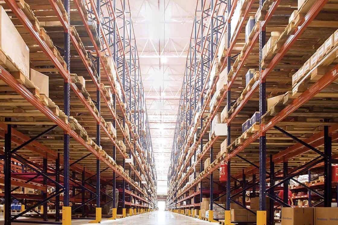 O WMS ajuda a fazer um controle exaustivo do inventário em tempo real e otimizar o big data na logística