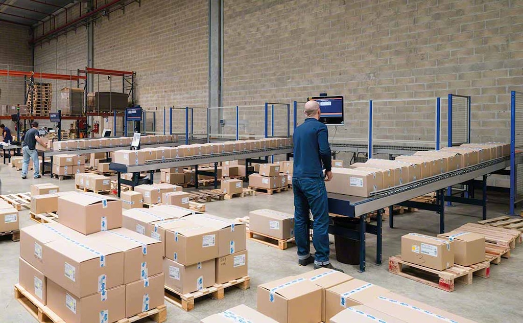 O uso racional de embalagem na logística permite economizar custos no acondicionamento de pedidos O uso racional de embalagem na logística permite economizar custos no acondicionamento de pedidos