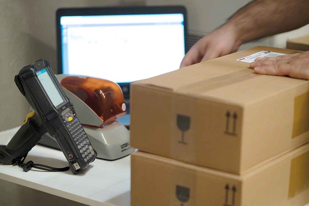A automatização dos processos com um WMS padroniza as tarefas e é uma boa estratégia no contexto da logística lean A automatização dos processos com um WMS padroniza as tarefas e é uma boa estratégia no contexto da logística lean