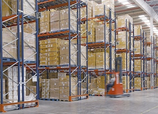 Dois sistemas de armazenamento no centro de distribuição da Eurofred na Espanha