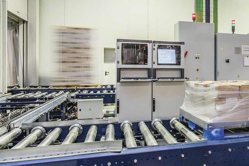 O WMS possibilita o controle automático das entradas e saídas do armazém O WMS possibilita o controle automático das entradas e saídas do armazém