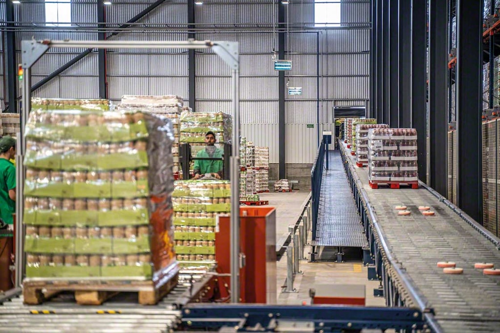 A logística integrada conecta os processos da cadeia de suprimentos, do armazém às linhas de produção