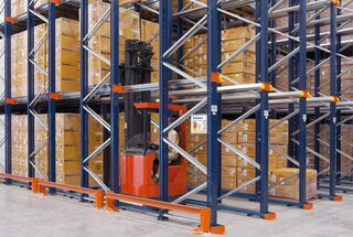 Nas estruturas drive-in as empilhadeiras circulam nos corredores de armazenamento para depositar o palete