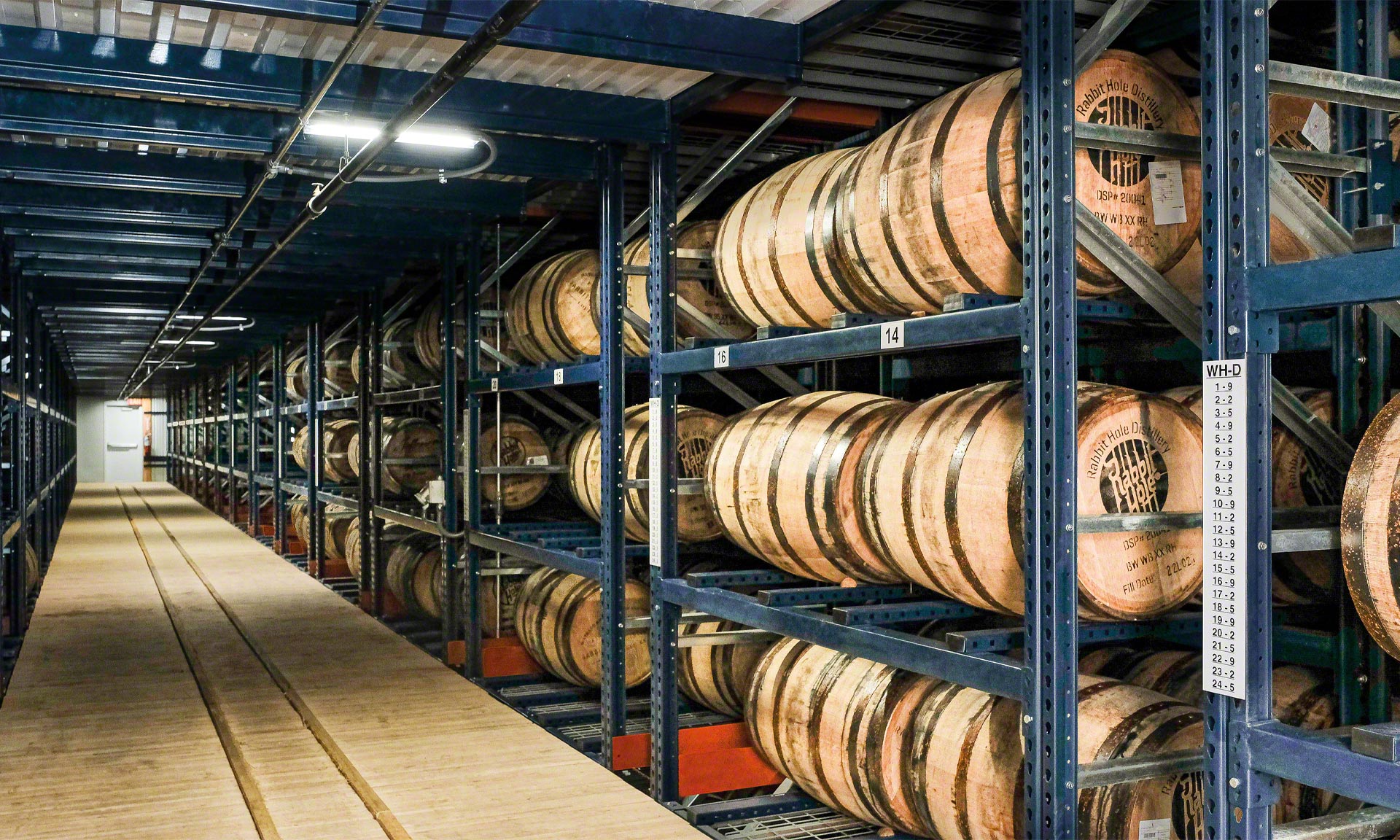 Rabbit Hole Distillery: armazém de alta densidade com barris de uísque bourbon Rabbit Hole Distillery: armazém de alta densidade com barris de uísque bourbon