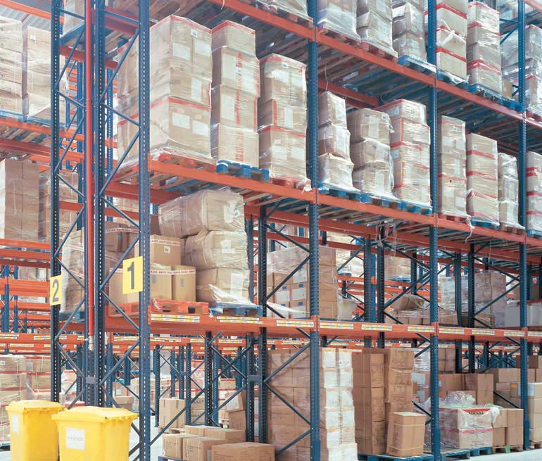 Armazém logístico e distribuição de produtos alimentícios.