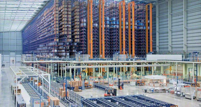 Armazém para empresa dedicada à comercialização de pavimentos e revestimentos cerâmicos.
