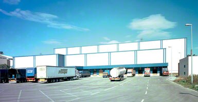 Doca com plataforma adicionada a um armazém