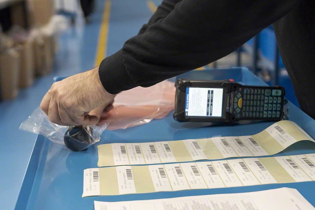 Ao ter todos os itens codificados, o WMS pode classificá-los e projetar uma estratégia de localização para a mercadoria no armazém