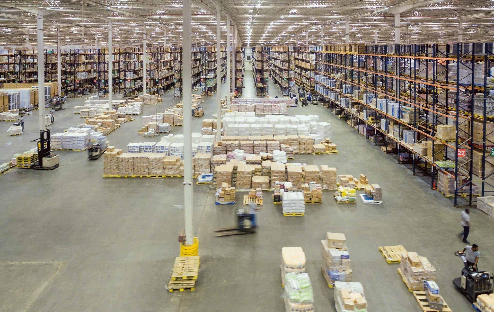 Uma empresa utiliza operações de cross-docking no armazém Uma empresa utiliza operações de cross-docking no armazém