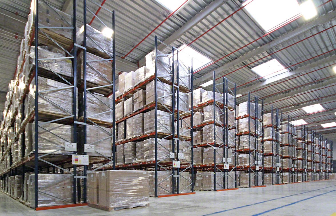 Estantes industriais em um armazém Estantes industriais em um armazém