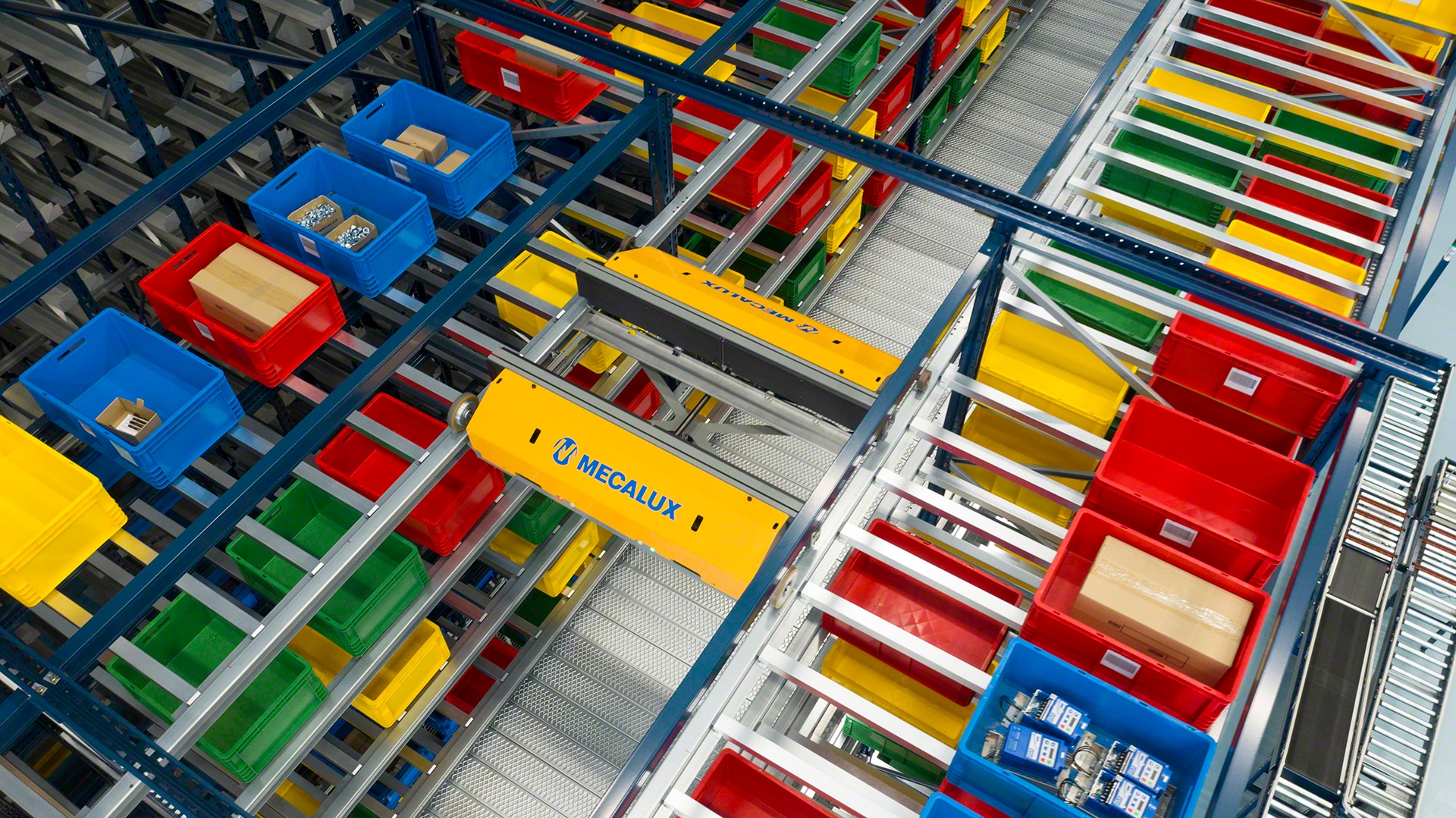 Uma lançadeira introduz e extrai as caixas de suas localizações de forma automática