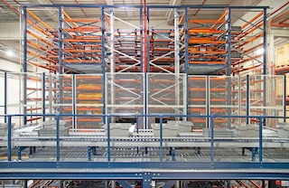 Uma lançadeira introduz e extrai as caixas de suas localizações de forma automática