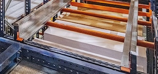 Os trilhos permitem que o shuttle 4-Way circule por corredores e canais