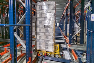 O 4-Way Pallet Shuttle chega à localização atribuída para depositar o palete