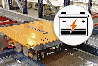 Para carregar a bateria, o shuttle 4-Way vai para uma das estações de carga