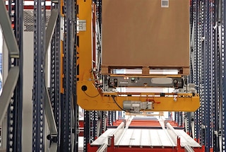 Se necessário, o shuttle 4-Way transfere o palete para um nível superior