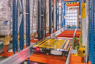O shuttle 4 Way retorna à circulação depois de depositar o palete