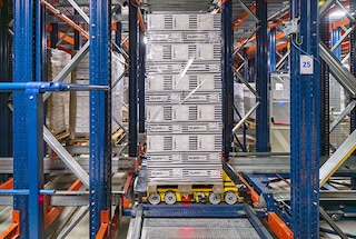O shuttle multidirecional se desloca ao longo das estantes