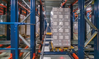O shuttle 4-Way entra nos canais de armazenamento com a máxima estabilidade