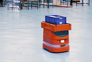 Os AMRs são utilizados para o abastecimento das linhas de produção