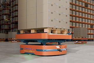 Os robôs AMR transportam paletes no interior do armazém