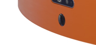 Os robôs móveis autônomos utilizam um sensor ultrassônico para identificar objetos ao nível do solo