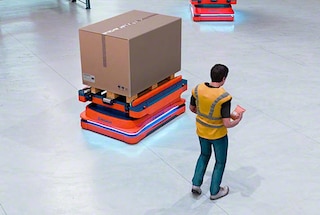 Os robôs AMR podem detectar obstáculos e reajustar sua trajetória para evitá-los