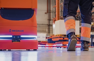 Os robôs AMR operam de forma segura junto a pessoas