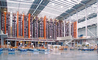 Armazém do líder no setor cerâmico Porcelanosa Grupo em Vila-real (Espanha)