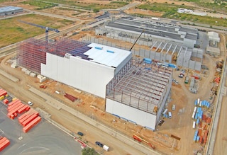 As áreas de recebimento ou expedição costumam ser disponibilizadas em edifícios de construção tradicional adjacentes ao armazém autoportante.