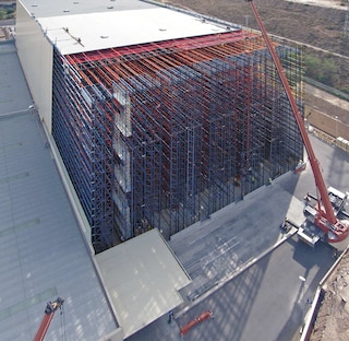 A instalação de estruturas porta paletes de grande altura é comum em armazéns autoportantes